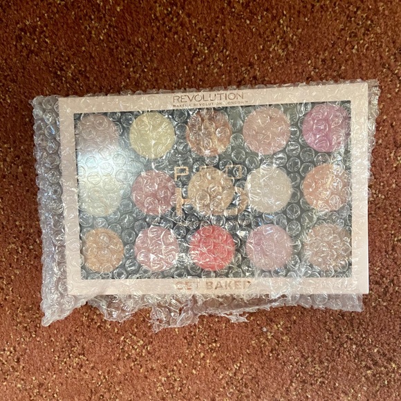 PROHD Amplified Get Baked Face Makeup Revolution - Picture 3 of 3